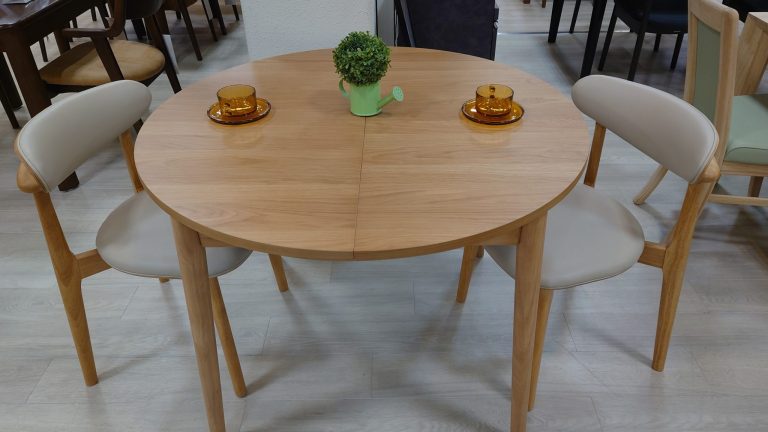 人気の丸テーブルが4人掛け長方テーブルに！　伸長式丸テーブルダイニング入荷しました！