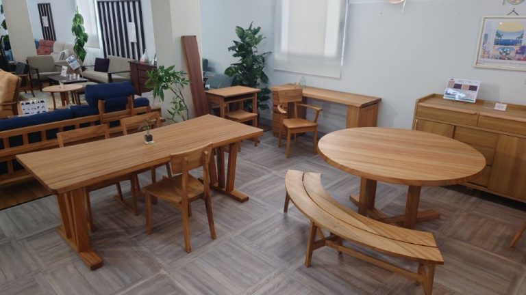 宮崎産の楠を使った無垢家具　「ひむか」の丸テーブル入荷しました♪